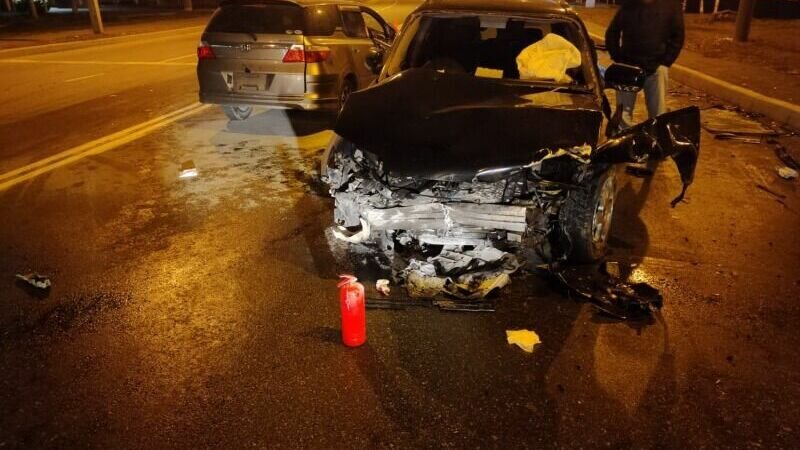     На регулируемом перекрёстке улицы Постышева и проспекта Мира водитель Honda Airwave не пропустил Subaru Forster из-за чего произошло жёсткое столкновение.