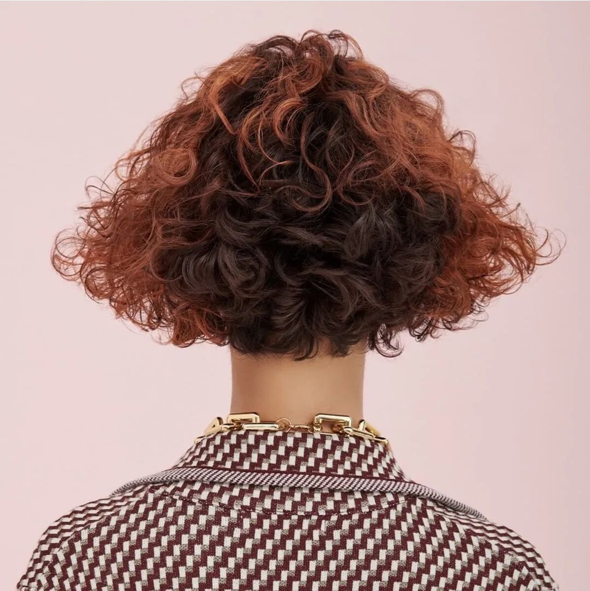 Стильная форма стрижки и очень необычное окрашивание.