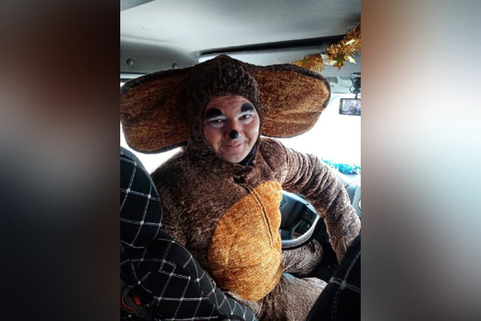     Вот уже семь лет Вячеслав Широких достает из шкафа костюм Чебурашки и наряжается перед выходом на рейс. Фото: Вячеслав Широких.