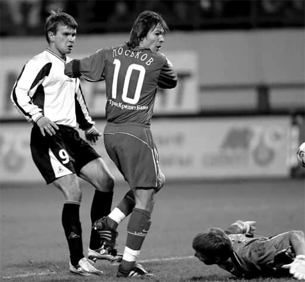 «Локомотив» (Москва) - «Торпедо» - 3:1. Торпедовец Алексей Бугаев (№9), локомотивец Дмитрий Лоськов (№10) и голкипер автозаводцев Дмитрий Бородин.