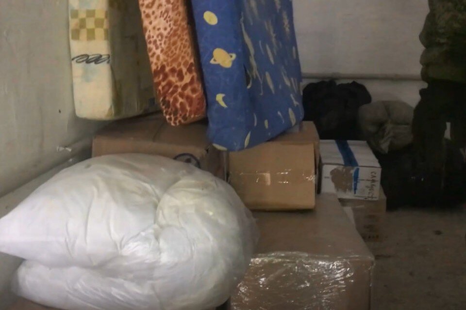     В состав гуманитарного груза вошли продукты питания, теплые вещи и новые кровати. Фото: Скриншот видео 2-й АК ВС РФ