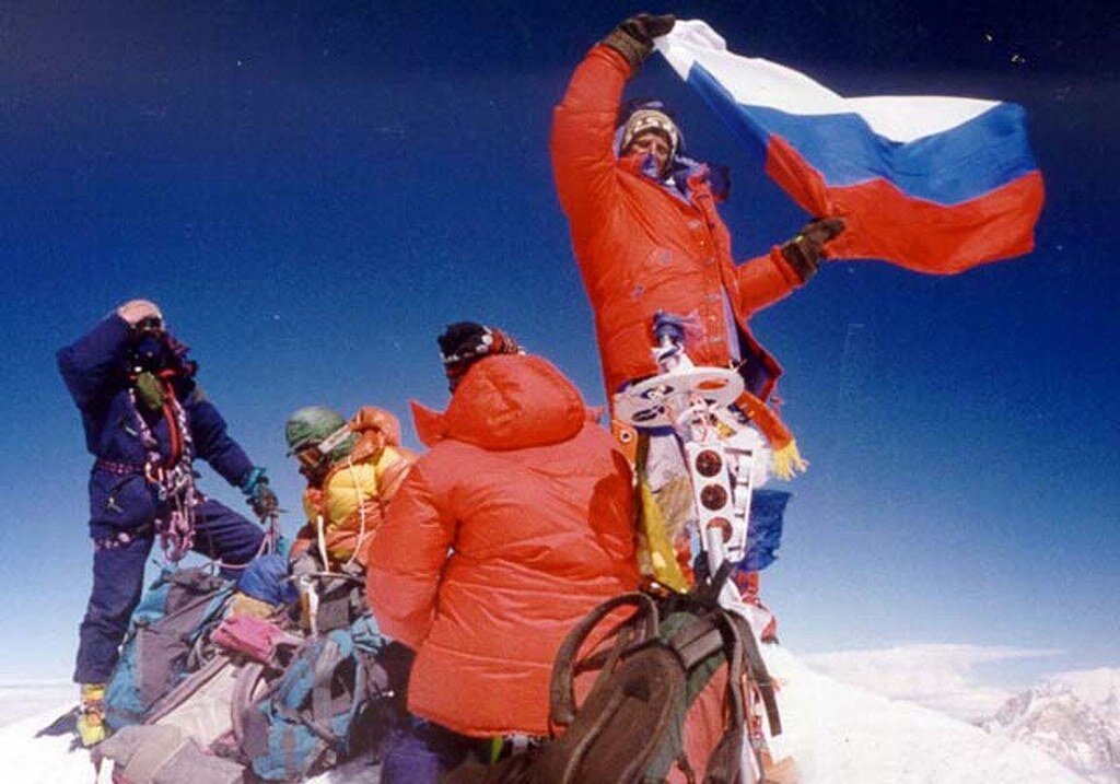 Первые экспедиции на эверест. Флаг на горе Эверест. Восхождение советских альпинистов на Эверест 1982. Конюхов восхождение на Эверест 1992.