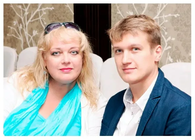 Анатолий с матерью. Фото взято из открытого источника https://yandex.ru/images/