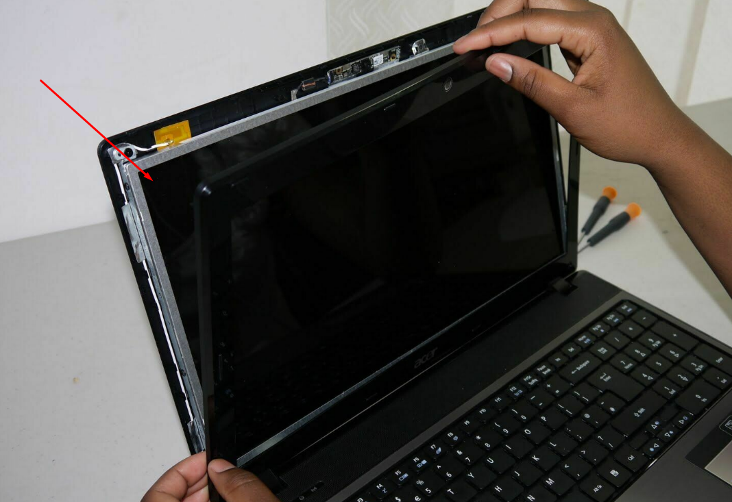 Замена шлейфа экрана ноутбука. Монитор ноутбука. Замена экрана (дисплея) на компьютере. Замена матрицы, требующая дополнительных работ ноутбук. Каркасный дом на экране ноутбука.