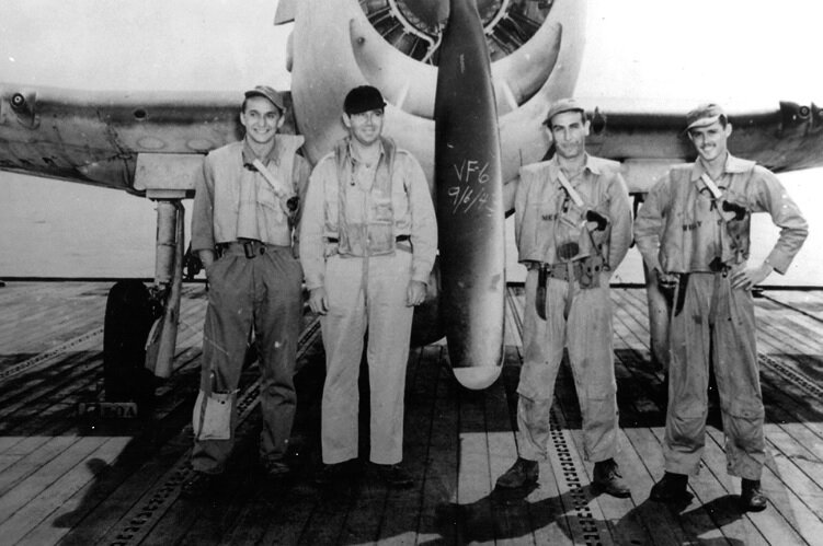 Александр Врачиу (крайний слева), Эдвард “Бутч” О'Хара (второй слева)