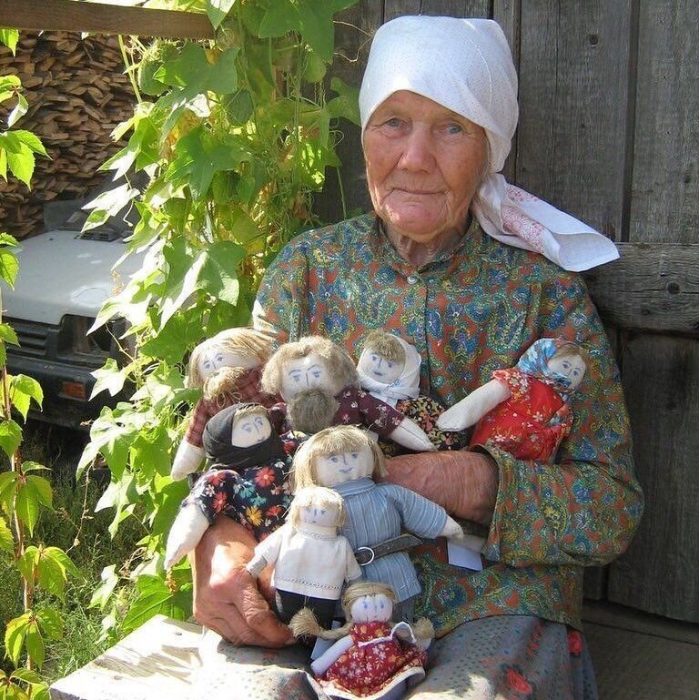 Бабушка помогает детям из дома ребенка, продавая свое рукоделие. Фото взято из открытого источника в интернете. https://im0-tub-ru.yandex.net/i?id=389378e5aaa5c3fc6f6b4b00c46f6a1d-l&n=13