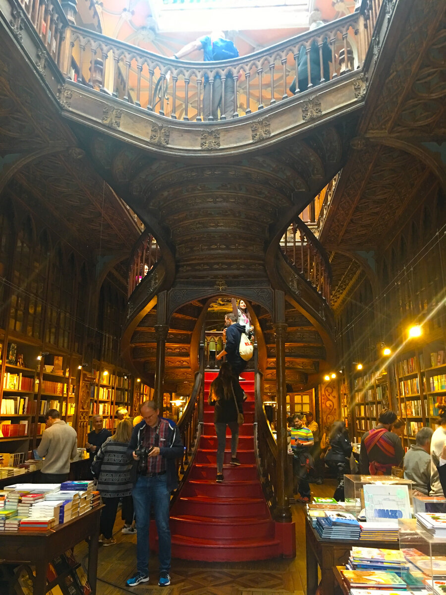 Книжный магазин Лелло в Порту, Португалия. Фото автора