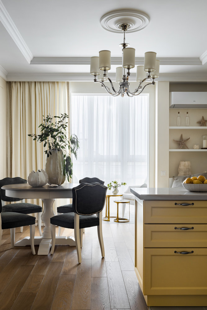 Потолок сделали двухуровневым и дополнили карнизом с лепниной и розеткой для люстры.