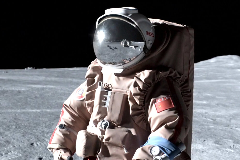 Советский космонавт на Луне. Здесь и далее приведены кадры из сериала.