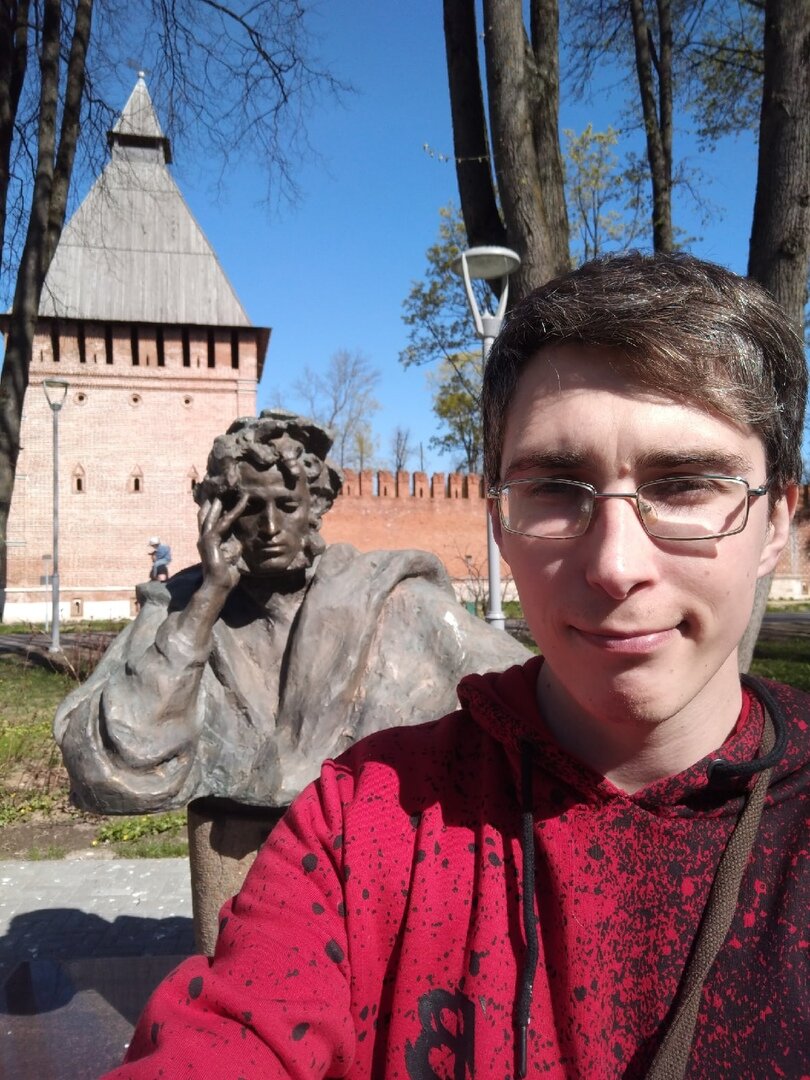 Сказал Пушкину, что из-за поэтов стоят заводы. Показываю... )))
