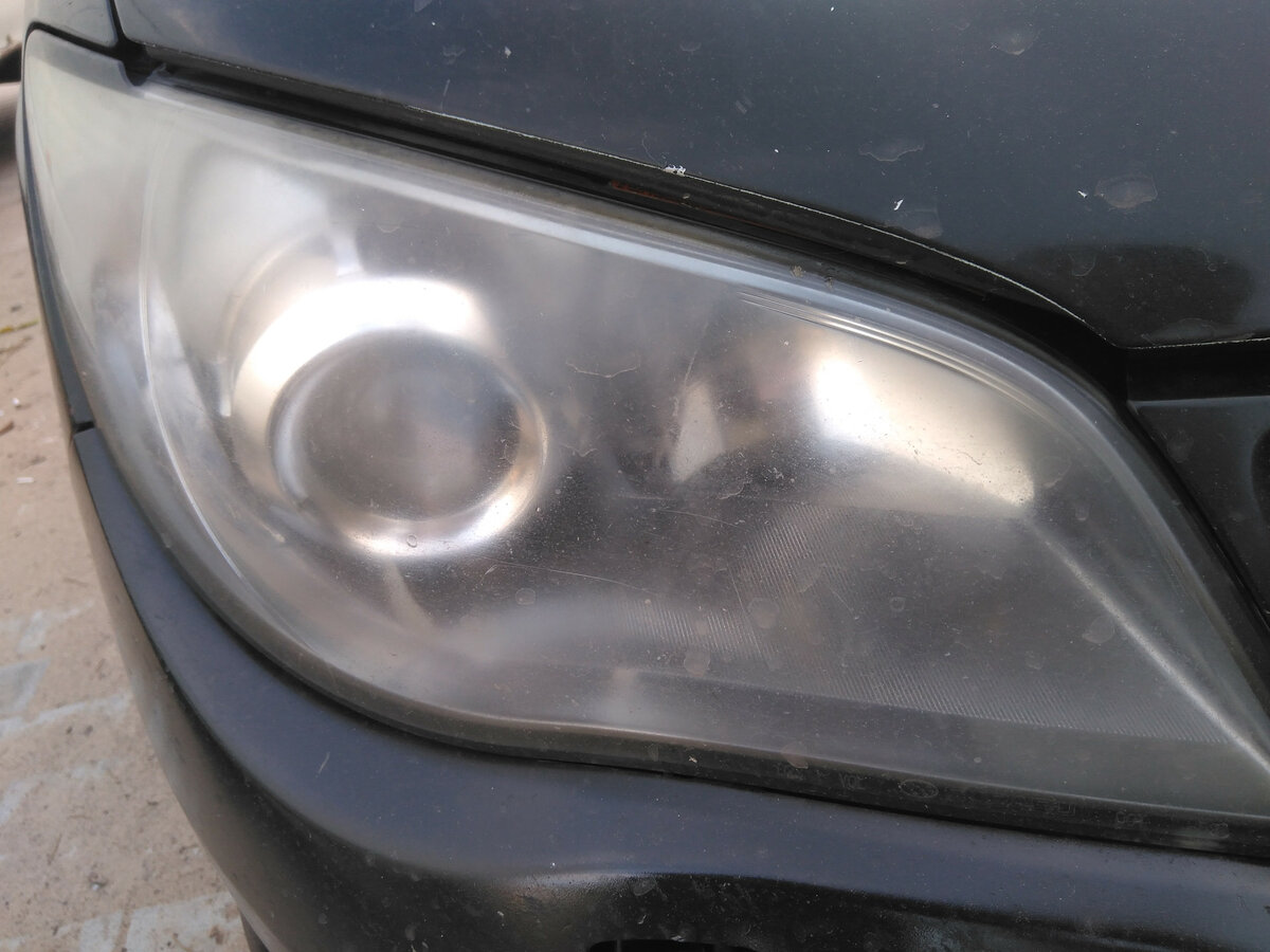 Зачастую плёнку лепят вот на такое, просто протерев полиролью и тряпочкой. Результат получается соответствующий. А потом на форумах орут, как неэффективна плёнка и что это пустая трата денег...