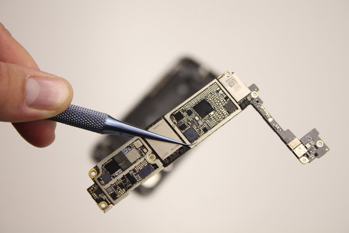 Ремонт плат iPhone - любой сложности и модели.