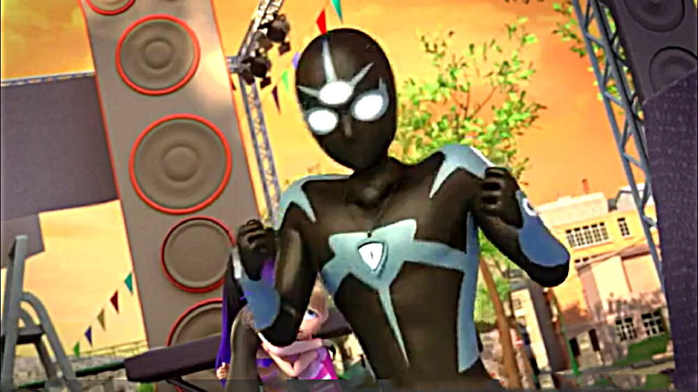 Костюм Луки чёрный, со вставками в виде глаз. А из глаза на лбу, вырывается луч, заставляющий пленника говорить. 