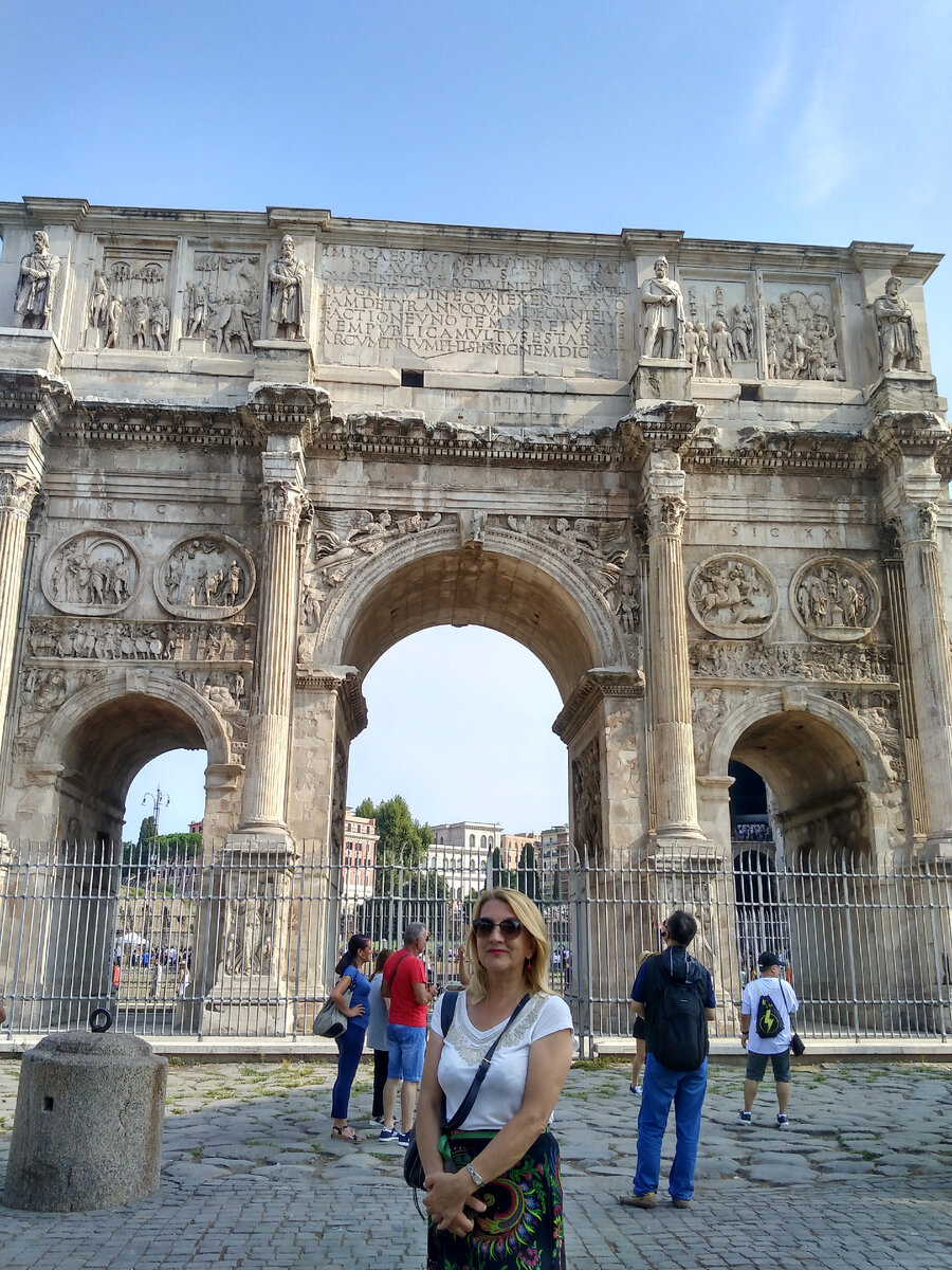 Триумфальная арка Константина в Риме .