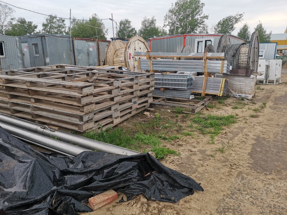 Вот такие условия на стройках страны. На вахтах не лучше. 