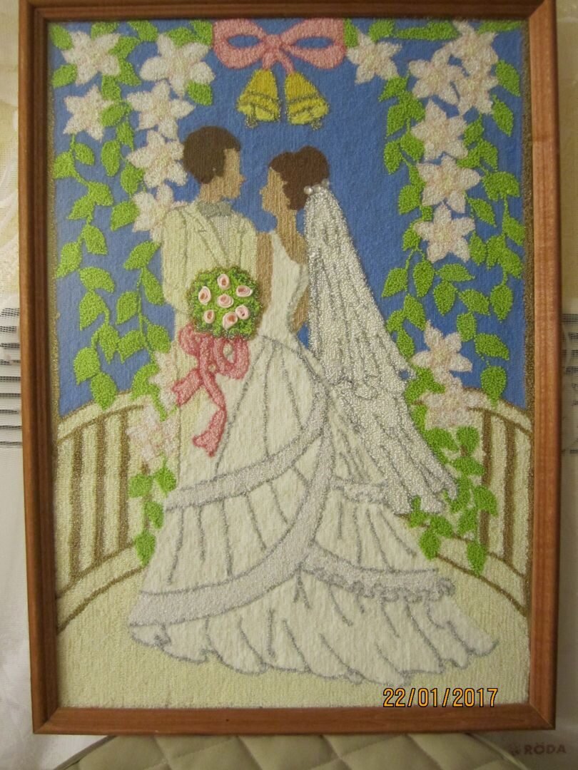 Первая картина выполнена в такой вот цветовой гамме.Платье,фата с применение люрекса,на фото не видно,стразы на фате,розочки из атласной ленты.