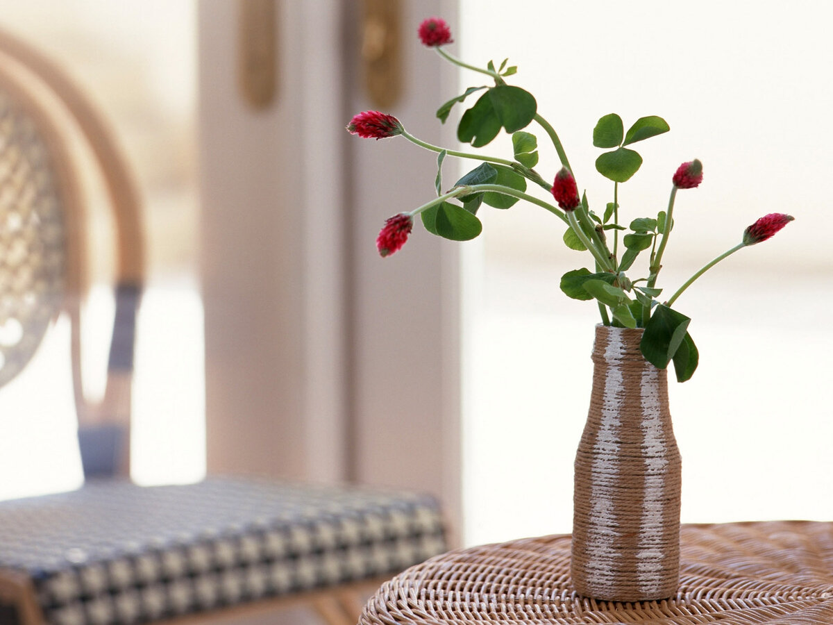 Напольные и настольные вазы в интерьере гостиной: эффектный дизайн в 55 фото-проектах