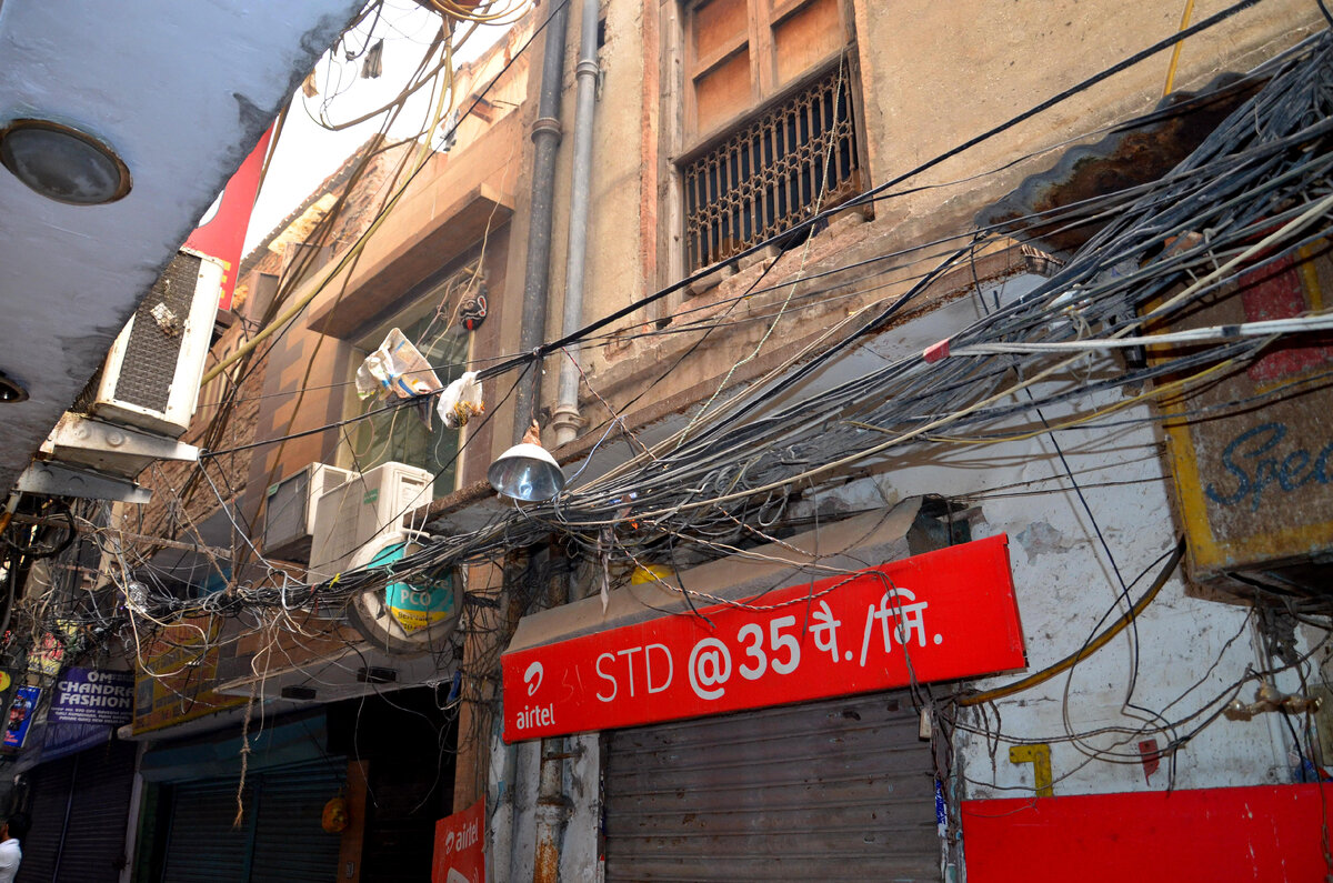 Ещё одна фотография с Мейн Базара. Я уже недавно показывал её в какой-то своей статье. Трубы канализации тоже проходят по наружной стене здания: вот эти две серые трубы. Фото автора.