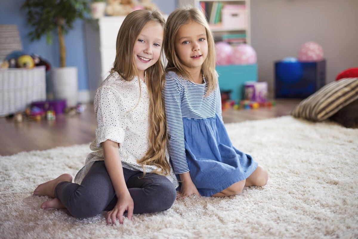 Sister fun. Маленькая сестренка на диване.