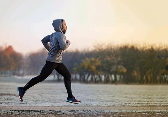 Ежедневный бег будет трудноват для начинающего так как организм попросту не привык к таким нагрузкам и следует начинать с малого. К примеру 1 день пробежки советую начинать с 1км и ежедневно увеличивать по 500-1000 метров... На своём примере скажу что бег помог мне и скажу в чем... Моё состояние повседневное стало улучшаться , стало меньше отдышки и нормализовалось кровообращение , как выше было сказано улучшится и люмен веществ... Теперь я ежедневно хоть и немного но км 3 я точно пробегаю и вам советую!! Спасибо за внимание!)