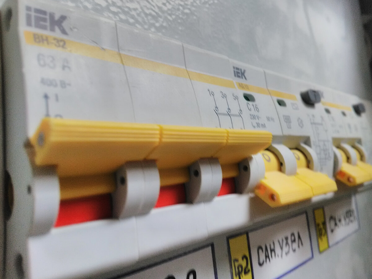 Ввод. Он бывает разный и двойной и одинарный. Главное его запомнить. Обычно он в самом начале группы.