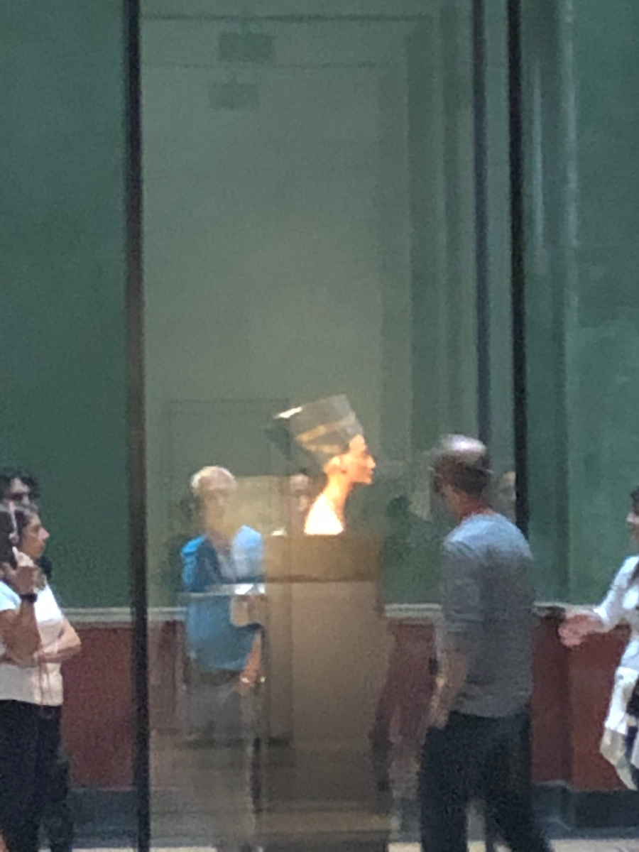 Фотографировать вблизи нельзя, в соседнем зале на полу есть наклейка, где написано, что с этого расстояния можно сделать фотографию. Тогда я впервые пожалела, что у меня нет профессионального фотоаппарата. 