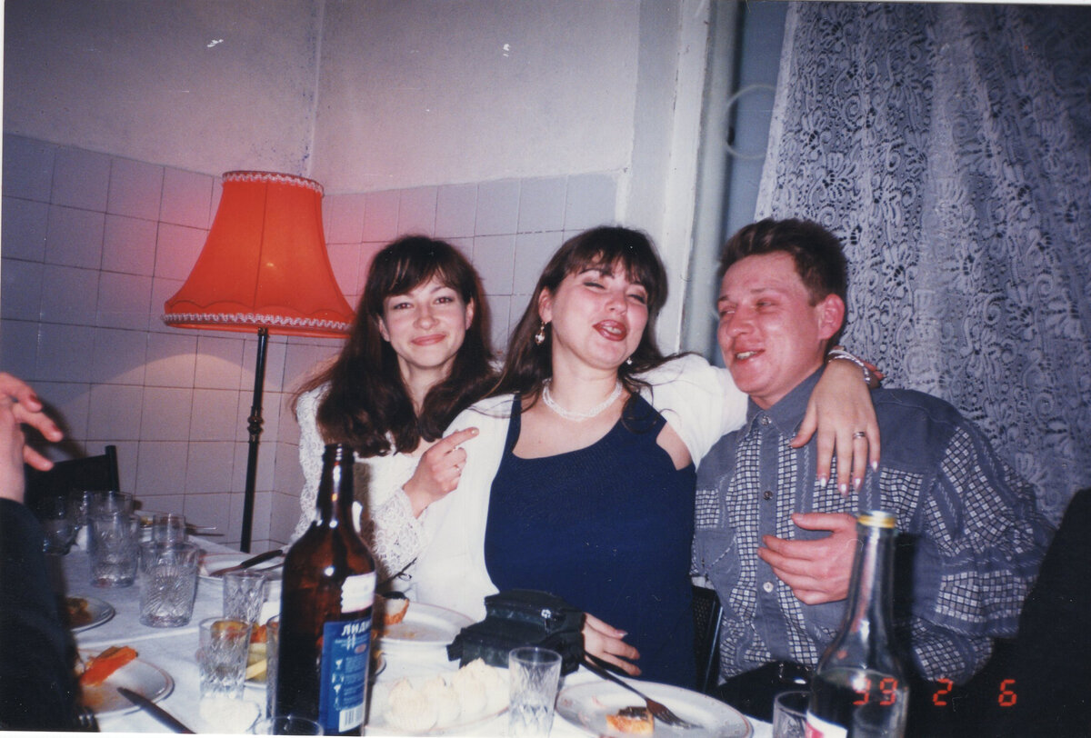 п. Сеща,Кафе Реал, февраль 1999 года. Аня Сафарова. Эла Штивельберг и Андрей Усольцев. 