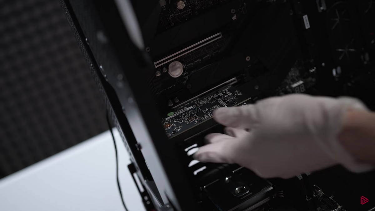 Скриншот из видео с канала HyperPC