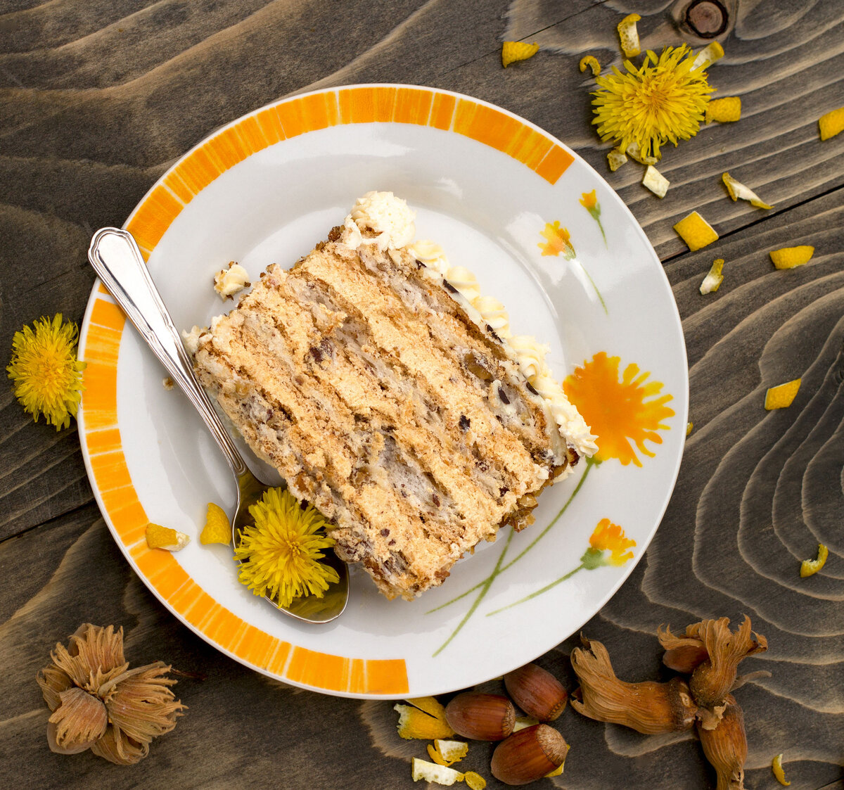 Роскошный торт с фундуком – это прекрасный десерт для тех, кто любит орешки. В качестве основы выступает пышный масляный бисквит, который прекрасно держит форму и крем.-2