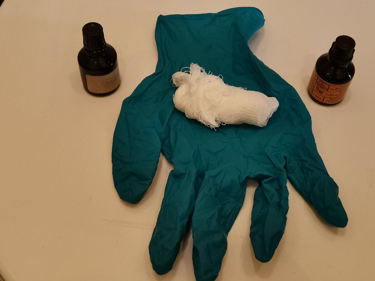 Перчатка, бинт, йод и зеленка. Личное фото.