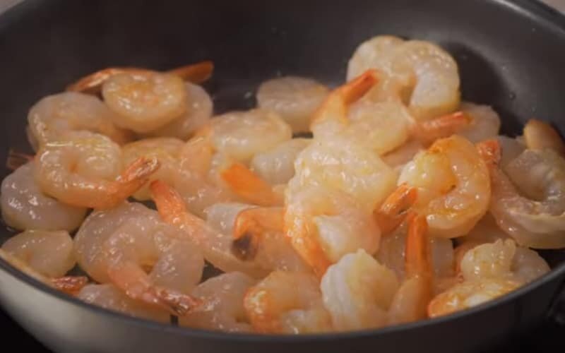 в пост можно креветки кушать. креветки свежие. чем питаются креветки. криветка или креветка. креветки можно есть мусульманам.