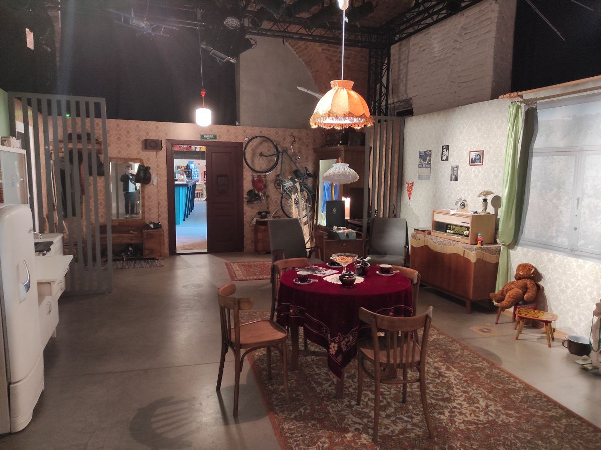 Вход в музей и комната с советскими вещами. Фото автора