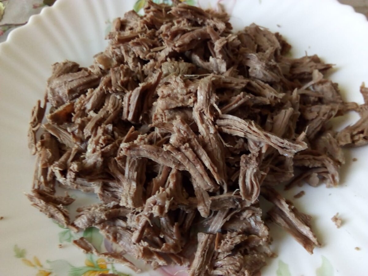 Говядина, приготовленная для салата