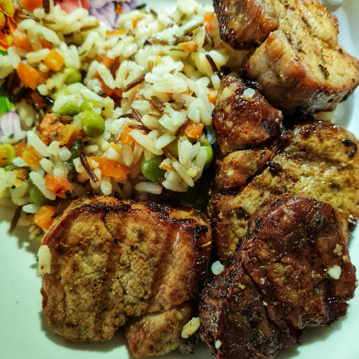 Жирное мясо - один из источников холестерина.