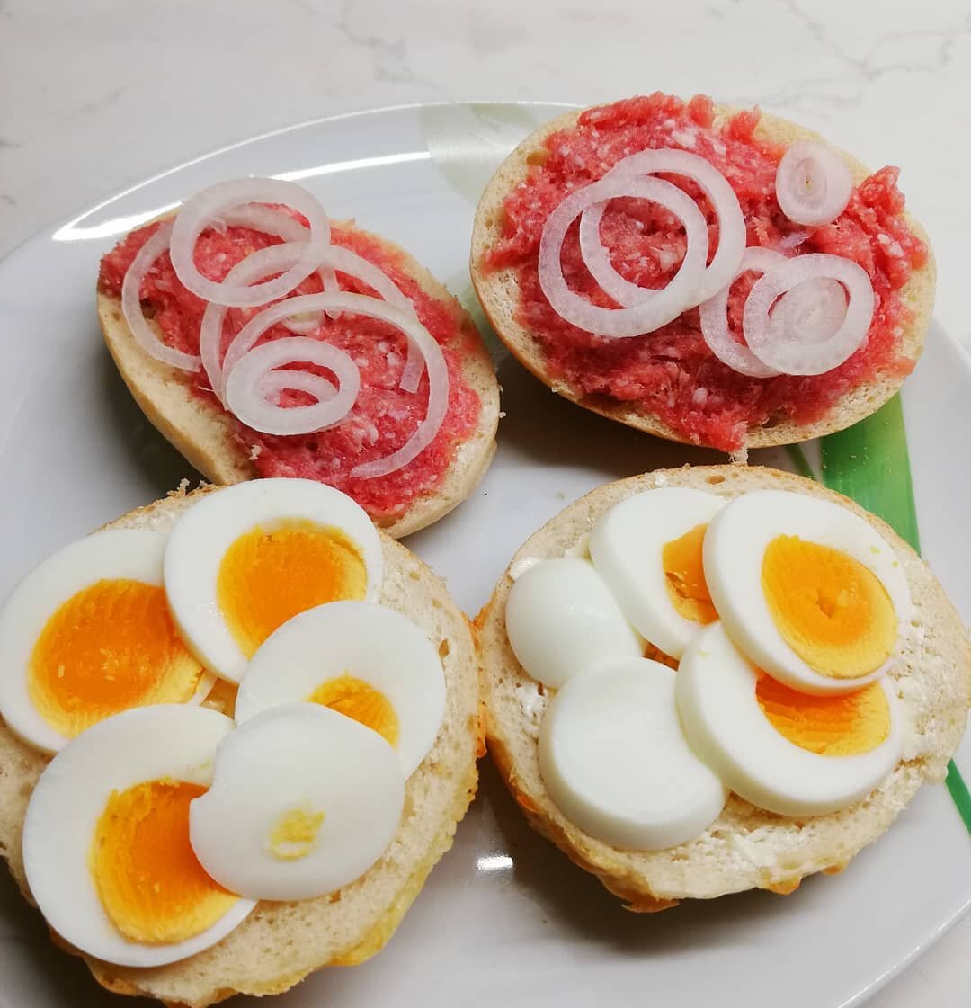 Запечённые куриные котлетки с варёными яйцами и шампиньонами