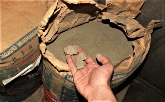 Остатки плиточного клея как использовать. Glue loymina клей для обоев. Клей для бумажных обоев axton 35-45 м². Как очистить клей от плитки с обратной стороны. Клей для обоев леруа мерлен.