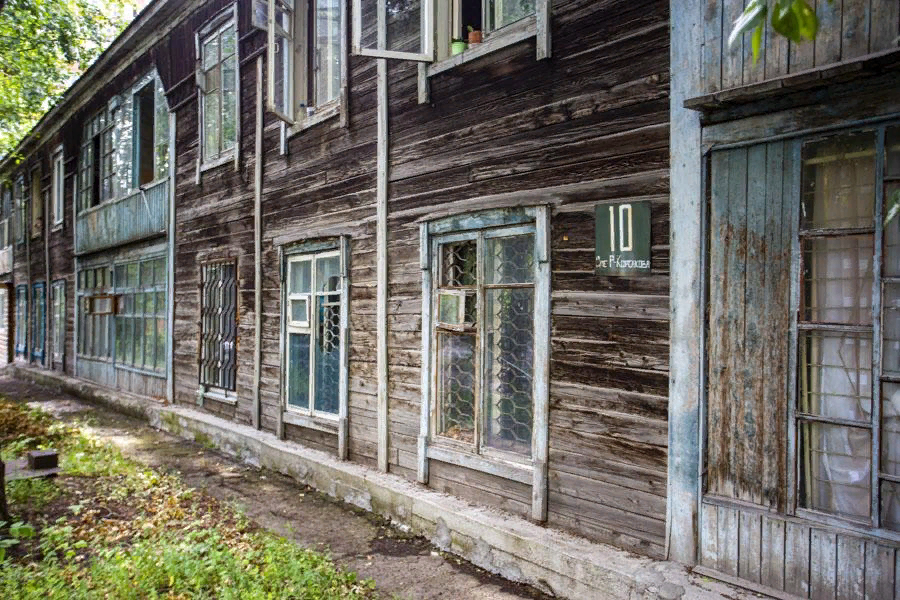 Построить барак. Бараки на Серафимовича Новосибирск. Барак дом Новосибирск. Архангельск сульфат улица Репина бараки. Бараки в СССР.