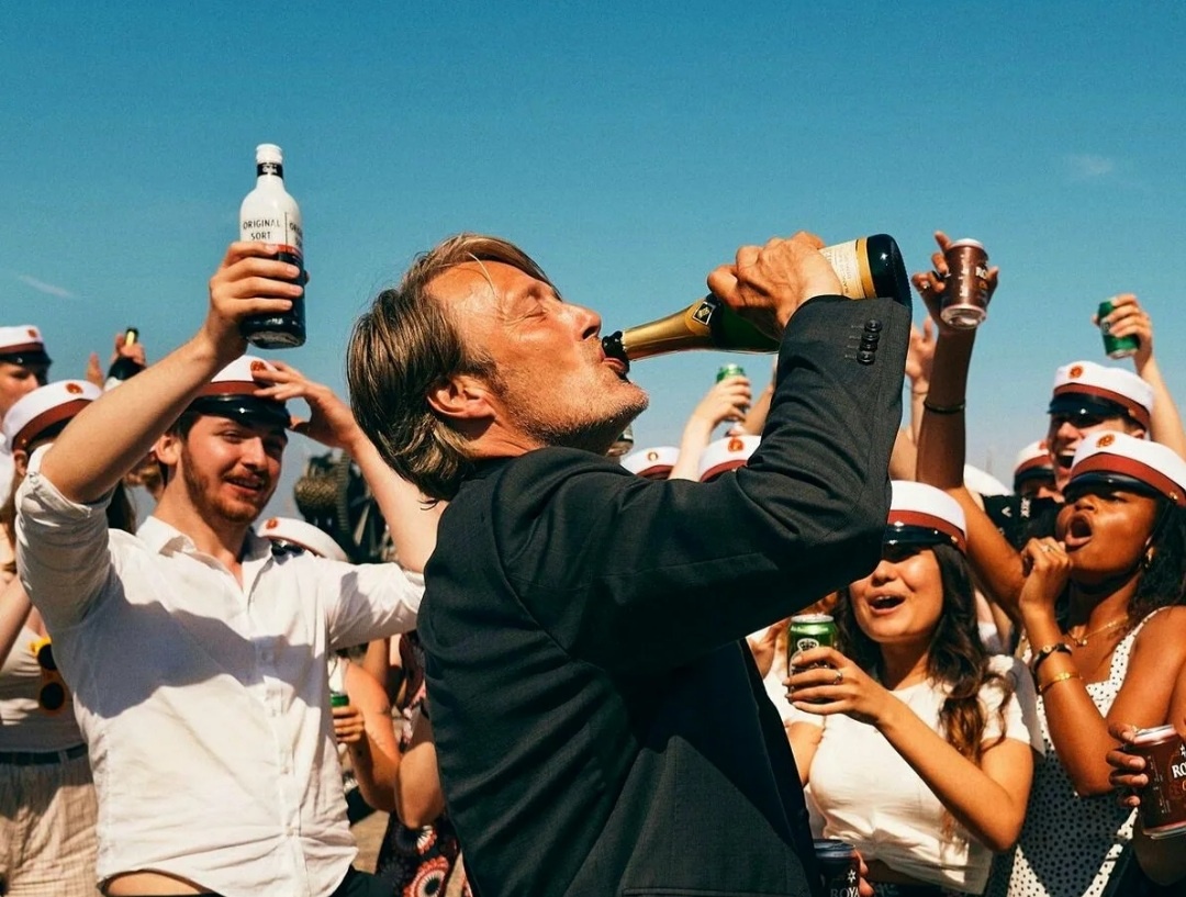 Кадр из фильма "Еще по одной", 2020