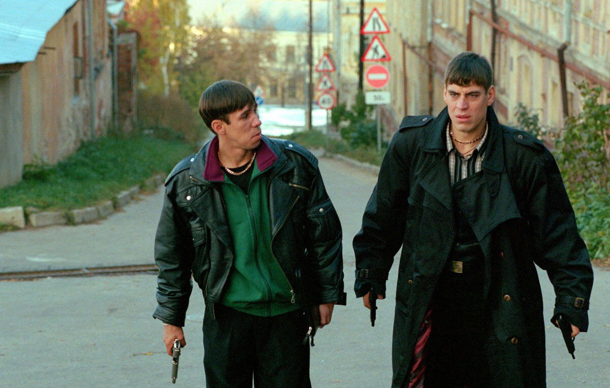 Дмитрий Дюжев в роли Саймона на кадре из фильма "Жмурки", film.ru