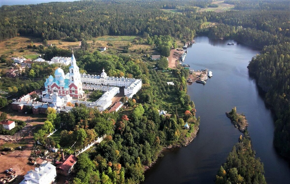 Вид на поселок и монастырь.