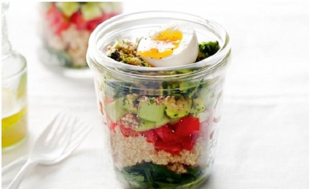 2. Киноа в банке

Вот такой оригинальный и классный завтрак можно приготовить в банке. Он не только очень вкусный, но и весьма полезный. Киноа — это суперфуд нового тысячелетия. Эта крупа содержит в своем составе ударную дозу витаминов и минералов. Поэтому сомневаться в таком завтраке не приходится!