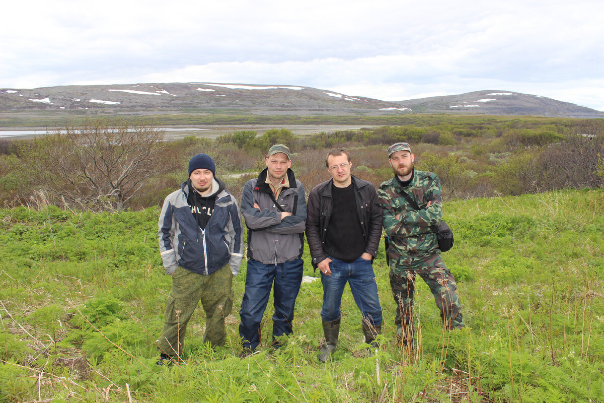 Участники экспедиции. Слева направо: В.М. Воронов (преподаватель МАГУ, бывший сотрудник музея), Д.Ю. Шуклин (фотограф), Г.А. Дзенисов (археолог), А.А. Большаков (орнитолог)