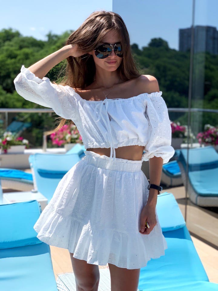 Женственный топ и юбка - что может быть приятнее летом? Фото из открытых источников.