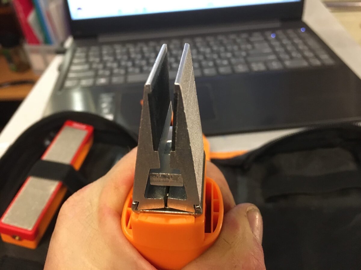 Раскрытые губки зажима