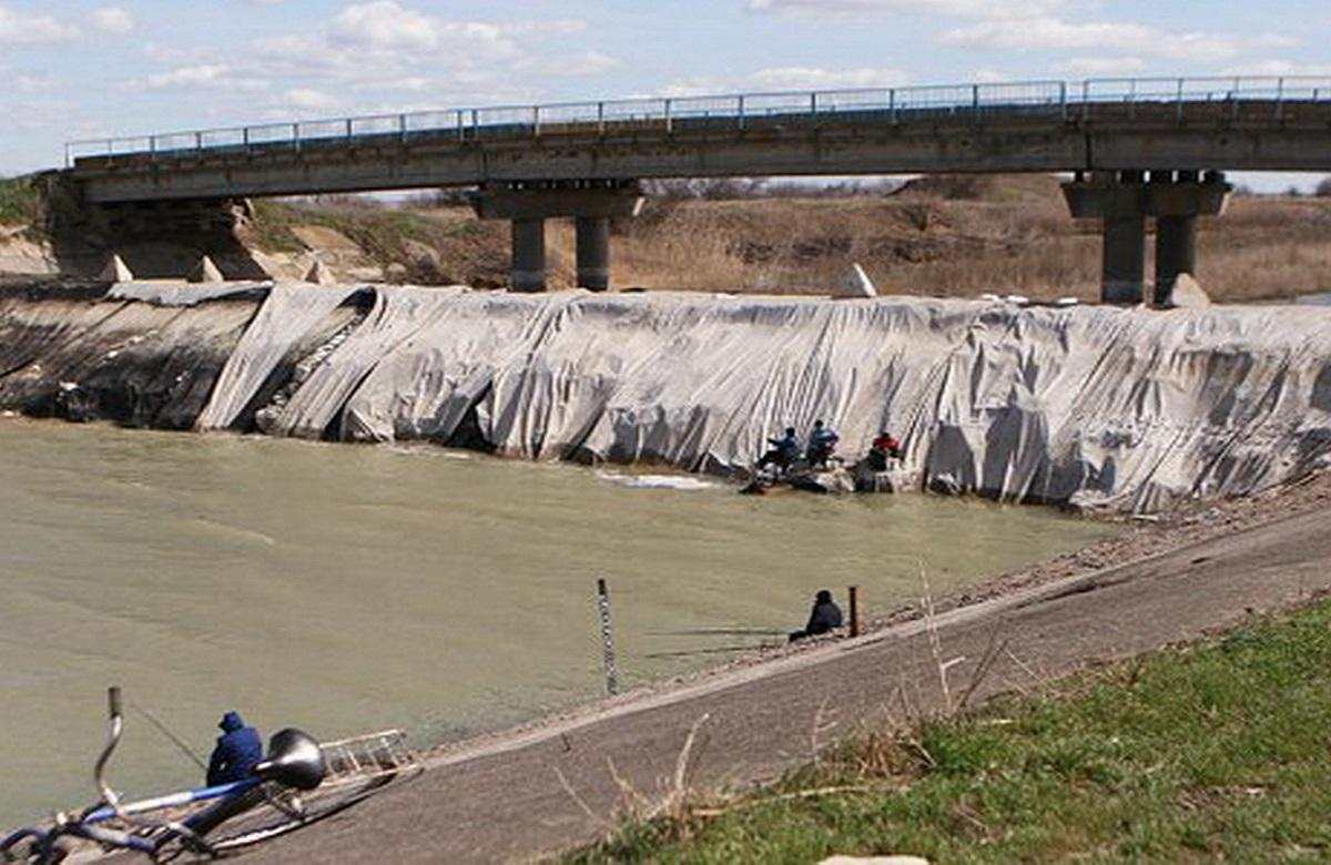 Люди перегородили реку большой плотиной вода