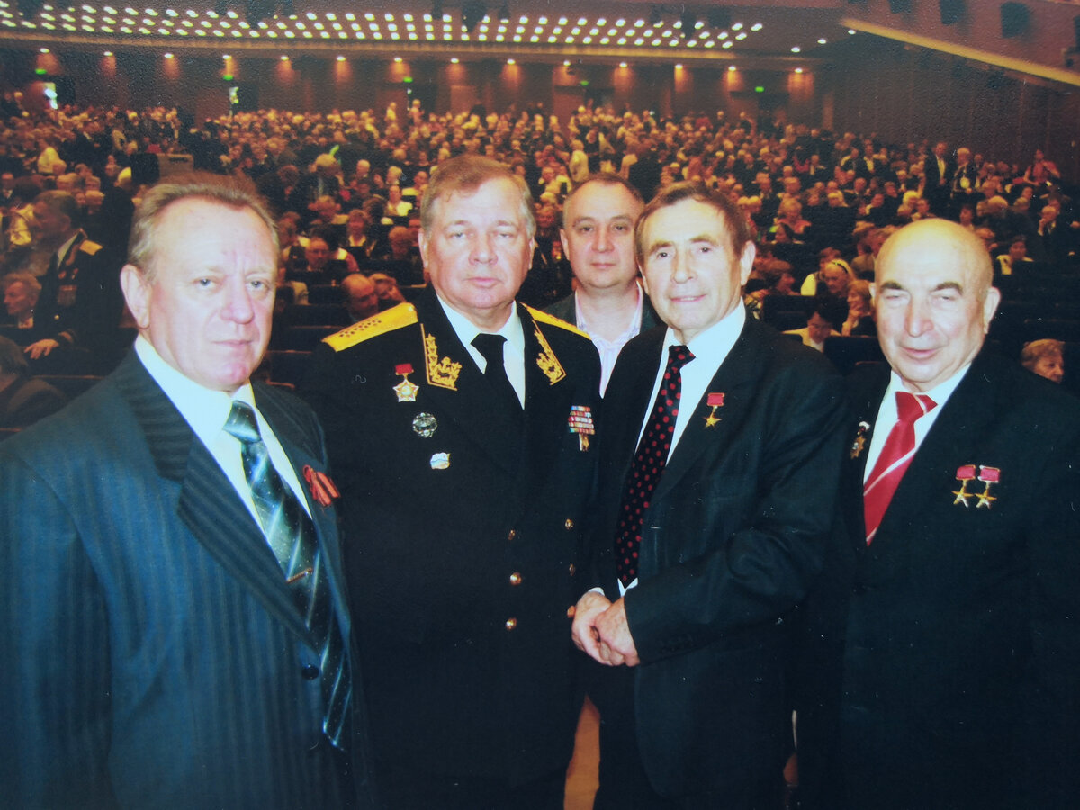 В нашей стране ценят людей. Особенно внимательное отношение проявляют к пожилым, заслуженным гражданам – это мы слышим и видим во всех средствах массовой информации. Вниманию предлагается один из таких случаев, которых в жизни мы встречаем огромное количество.   	 


                                                 Уполномоченному по правам человека
                                                 в Российской Федерации
                                                 Москальковой Татьяне Николаевне.
                                                 Город Москва, улица Мясницкая, дом 47,
                                                 тел.: +7(495)607-19-22; 607-34-67.        

                                                  от Фроловой Елены Ивановны,
                                       адрес: город Москва, Песочный переулок, дом 2, 
                                                  кв. 36, тел.: 8(964) 524-02-27.
                                                  Цуков Евгений Александрович,
                                                  в интересах Фроловой Е.И.
                                                  № телефона 8(926)900-80-08.

                                                           ЖАЛОБА	
    на противозаконные действия сотрудников правоохранительных органов

	Уважаемая Татьяна Николаевна,
просим Вас разобраться в сложившейся ситуации, вышедшей за все рамки законности и конституционных принципов в попрании прав человека.
	Из-за неадекватного поведения соседей по домовладению, расположенному по адресу: Московская область, городской округ Сергиев Посад, деревня Наугольное, дом 39, где мы с мужем проживаем в период весеннее-летне-осеннего периода, у нас с ними сложились неприязненные отношения. Физическое проявление неприязни происходит только с их стороны. Так ещё в сентябре 2012 года Семёнова Светлана Юрьевна подвергла меня избиению, причинив побои. Ответственности за свои действия не понесла, так как её муж, Семёнов Сергей Михайлович работал на, офицерской должности в УВД города Сергиев Посад. Взаимоотношения, имевшие место, описаны в заявлении Фроловой Е.И. 
	19 мая 2019 года, Семёнова С.Ю., используя незначительный повод, вопрос, адресованный к ней по поводу исчезновения цветов с нашего участка и появившихся на их участке, и разницу в возрасте и физической силе, подвергла избиению Фролову Е.И., причинив, судя по телесным повреждениям, тяжкий вред здоровью. Из-за халатности ли, но полагаем более по просьбе  Семёнова Сергея Михайловича, до настоящего времени выносилось три постановления об отказе в возбуждении уголовного дела. На руки ответов мы не получали. По фактам обмана со стороны сотрудников полиции и затягивания рассмотрения заявления  и принятия решения сотрудниками правоохранительных органов потерпевшая сторона трижды обращалась в прокуратуру города Сергиев Посад, откуда письменных ответов также не имеем. Устно по телефону сообщалось, что меры принимаются. Однако в плоскости норм Уголовно-процессуального кодекса Российской Федерации обстоятельства дела не рассматривались. Складывается представление, что слово майора полиции в отставке для действующих сотрудников правоохранительных органов выше предписаний Закона. Обстоятельства лишили супругов Фроловых веры в то, что правосудия можно добиться на уровне руководителей местных или региональных органов МВД и Прокуратуры.
	К сожалению медицинские документы из правоохранительных органов не возвращены, их копии закончились.
На основании изложенного просим в рамках Ваших полномочий принять меры реагирования по указанным фактам.

Потерпевшая                                                                             Фролова Е.И. 
  
Член правления Всероссийской общественной
Организации Героев, Кавалеров Государственных
наград, лауреатов Государственных премий 
«ТРУДОВАЯ ДОБЛЕСТЬ РОССИИ»                                      Цуков Е.А.

ПРИЛОЖЕНИЕ: Пояснение Фроловой Елены Ивановны по обстоятельствам, указанным в жалобе (на 4-х листах).



Пояснение Фроловой Елены Ивановны по обстоятельствам, указанным в жалобе.

Фролова Елена Ивановна, 31 октября 1939 года рождения. Место постоянного проживания: город Москва, Песочный переулок, дом 2, квартира 36. Ветеран труда, имею государственные награды, почётный железнодорожник, 47 лет работы на железнодорожном транспорте.
	Вынуждена к Вам обратиться для свершения законности и справедливости в привлечении к уголовной ответственности Семёновой Светланы Юрьевны по случаю избиения и нанесения мне тяжких увечий.
	Семёнова С.Ю. зарегистрирована по адресу: Московская область, город Сергиев Посад, улица Осипенко, дом 2, квартира 189, проживающая Московская область, Сергиево-Посадский район, деревня Наугольная, дом 39, квартира 1.
	18 мая 2019 года я, Фролова Е.И., приехала с мужем, Фроловым Анатолием Ивановичем – Героем социалистического труда, ветераном ВОВ, инвалидом 2 группы, на дачу, расположенную по адресу: Московская область, Сергиево-Посадский район, деревня Наугольная, дом 39. Мы увидели, что с нашего участка выкопаны самые лучшие кусты роз и многие другие дорогостоящие и редкие цветы. Сразу поняли, что это дело рук соседки Семёновой С.Ю., так как наши цветы уже росли на её участке.
	19 мая 2019 года примерно в 13 часов я возвращалась из магазина. Проходя мимо калитки соседей, увидела Семёнову С.Ю. и высказало ей свои претензии в отношении кражи цветов. Семёнова С.Ю. повела себя очень агрессивно. Рядом с ней находилось пластмассовое ведро из-под отделочных материалов, которым она зачерпнула воду из бочки и вылила её на меня, но я успела отстраниться. После этого Семёнова С.Ю. выскочила из калитки со словами: «Я тебя сейчас убью», и нанесла мне этим ведром удар в область лица и головы, но я успела защитить голову левой рукой. Удар пришёлся по кисти левой руки. Потом Семёнова С.Ю. ударила меня с большой силой двумя руками в область груди. Я отлетела на 1,5 – 2 метра, упав на асфальт, ударившись спиной о край асфальтовой дороги. С большим трудом я поднялась, подобрала продукты. Семёнова С.Ю. в этот момент наблюдала за мной с испуганным лицом, помощь мне не оказала. Я не знаю, видел ли кто посторонний это происшествие.
	Далее, увидев меня и Семёнову С.Ю., к нам подошёл сосед Большелапов М.Ф., который проводил меня до калитки нашего дома. Из-за сильных болей в пояснице и руке вынуждена была возвратиться 20 мая 2019 года домой в Москву. 21 мая 2019 года обратилась в травмпункт поликлиники им. Братьев Бахрушиных (улица Стромынка, дом 7), где рассказала, что со мной произошло. Там установили закрытый перелом левой лучевой кости со смещением отломков и компрессионный перелом тела № 3 позвонка. Была предложена срочная госпитализация.
	Травмпункт поликлиники направил меня в ОВД «Сокольники» города Москвы, где я подала 21.05.2019. заявление об избиении и нанесении мне тяжких увечий Семёновой С.Ю.
	28 мая 2019 года я, как Почётный железнодорожник и Ветеран труда была госпитализирована в НКЦ ОАО «РЖД» в нейрохирургическое отделение, где проходила обследование и лечение по 07 июня 2019 года (тел.: 8(495)925-02-02; 925-68-86), после чего выписана под наблюдение врачей поликлиники. Для восстановления позвоночника больницей мне заказан жёсткий корсет стоимостью 28 тысяч рублей, который ношу семь месяцев.
	По рекомендации врачей снова была госпитализирована в больницу им. Н.А. Семашко на станции Люблино ОАО «РЖД», (тел.: 8(499)266-98-98) с 07.08.2019 по 08.09.2019 года. Затем переведена в ЦБ № 4 ОАО «РЖД» в отделение медицинской реабилитации с 09.09.2019 по 19.09.2019 года (тел: 8(499)754-07-15). В больнице я пролежала 57 дней. Сейчас наблюдаюсь у врача ортопеда-травматолога в поликлинике им. Братьев Бахрушиных.
	По факту причинения мне телесных повреждений в ОМВД «Сокольники» г. Москвы проведена проверка, по итогам которой материал был направлен в УМВД по Сергиево-Посадскому району Московской области, о чём я получила уведомление от 07.06.2019 г. 
	В конце июня 2019 года мне позвонил мужчина, представившись Коростылёвым Артёмом Александровичем – мужем участкового инспектора полиции города Краснозаводска Сергиево-Посадского района Московской области Коростылёвой Юлии Николаевны. Звонил по просьбе жены, хотел бы встретиться и побеседовать со мной, так как едет в Москву. Сама Коростылёва Ю.Н. мне ни разу не звонила, не предупреждала о своей просьбе-поручении мужу (хорошо, что ещё не бабушке), и я отказалась. И после этого – тишина.
	Тогда мой муж Фролов Анатолий Иванович, я не хожу из-за травмы, 10.07.2019 года сам поехал в город Краснозаводск в ОВД к участковому Филимонову Дмитрию Олеговичу, которому было поручено вести это дело (тел.: 8(999)099-18-49), выяснить, почему на протяжении двух месяцев со мной никто ни разу не разговаривали, не выясняли и ничего не предпринимают. Ни каких разъяснений Фролов А.И. не получил и поехал в город Сергиев Посад в прокуратуру и подал там заявление.
	22 июля 2019 года мой муж вновь едет в г. Сергиев Посад в прокуратуру и выясняет, что его заявление от 10.07.2019 г. не зарегистрировано. 22.07.2019 г. Фролов А.И. вновь подаёт заявление на регистрацию  помощнику прокурора  Горецкому Д.В. № 1-р-2019 г. Но и на этот раз длительное время-тишина. Мы неоднократно звонили участковому Филимонову Д.О., который только слушал нас, но ничего конкретно не говорил.
	Тогда мы поняли, что умышленно не рассматривают материал о нанесенных мне телесных повреждениях, специально тормозят и ничего не предпринимают в ОВД г. Краснозаводск. 
	Дело в том, что  Сергиево-Посадском УВД 20 служил Семёнов Сергей Михайлович, муж избившей меня Семёновой, и сделал всё, чтобы не возбуждать уголовное дело.
	В ОВД «Сокольники» города Москвы при  приёме от меня заявления сказали, что Семёновой С.Ю. «горит», как минимум, 3 года условно.
	Мы неоднократно звонили Филимонову Д.О. и настаивали на проведении медицинской экспертизы для возбуждения уголовного дела. Первый раз, спустя 3 месяца, в конце августа 2019 г. мне позвонил Филимонов Д.О. ( я в это время находилась в больнице на лечении) , что бы мне врачи дали медицинские карты, снимки, диски КТ МРТ. Я объяснила Филимонову Д.О., что медицинские документы могут выдать только по запросу ОВД. Тогда Филимонов Д.О. попросил меня, чтобы я подсказала ему, как написать запрос. Что же это за кадры в полиции ОВД г. Красногорска? Одна просит помощь мужа, другой – меня.
	Чтобы ускорить дело, Фролов А.И. в начале сентября этого года сам отвёз Филимонову Д.О. медицинские документы: мою медицинскую карту от 21.05.2019 г., 11 рентгеновских снимков, 6 дисков КТ и МРТ, 5 справок травмпункта. Все документы переданы в присутствии адвоката Цукова Е.А., заслуженного юриста Московской области, члена экспертного Совета ГД РФ, доктора юридических наук, профессора. И опять Филимонов Д.О. молчал, не звонил, ни чего нам не сообщал. Нам стало окончательно ясно, что Семёнов С.М. делает всё, что закрыть дело против своей жены.
	Семёнов С.М. и Семёнова С.Ю. проживают в деревне Наугольное 15 лет, после смерти тёщи от алкоголизма. Её отец, Акимов Ю.А., отсидел в тюрьме три года: находясь за рулём в пьяном виде, сбил женщину и скрылся. От алкоголизма лечился в психбольнице.
	Как только Семёновы стали проживать постоянно рядом с нами, началось воровство, оскорбления, хулиганство. Семёнов С.М. с женой и тестем постоянно у нас воровали, пользуясь нашими отъездами в Москву. Наворовали много строительных материалов, стиральную машину, сбивали замки, вскрывали контейнер, срывали двери с петель, неоднократно заливали грядки соляркой: всего не перечислить. Теперь взялись за цветы.
	Вызванные нами наряды полиции, нас не защитили ни разу. Приезжавшим полицейским Семёнов С.М. сразу же предъявлял своё удостоверение, и они уезжали, а Семеновы смеялись над нами.
	Ещё ранее, 15.09.2012 года, приехав в очередной раз из Москвы на дачу, обнаружили сорванную с петель дверь в душевой и пропажу необходимой, высокой до самой крыши дома, лестницы. Увидев Семёнову С.Ю., которая наблюдала за нами, я пошла к ней, чтобы они вернули лестницу. С её разрешения я вошла в калитку, сделала только один шаг, не успев ничего спросить, как Семёнова С.Ю. набросилась на меня, ударила в глаз и лицо. Я закричала. На крик пришёл сосед Большелапов М.Ф., оттащил меня и сделал резкое замечание Семёновой С.Ю.
	15.09.2012 г. я обратилась в 11 ч. 20 мин. (как в справке) в травмпункт ЦРБ г. С-Посад, там мне оказали помощь, назначили лечение и выдали справку, которая у меня имеется на руках с заключением: травма правого глаза, ссадины правой щеки, правой кисти. Возвратившись из ЦРБ, вызвала полицию, объяснила ситуацию, показала справку. Полицейские пошли к Семёновым и опять в ход пошли «корочки» полицейского Семёнова С.М., и наряд уехал, не приняв ни каких мер. Хорошо иметь «волшебное» удостоверение полицейского, оно всё спишет. С тех пор мы полицию вызывать перестали.
	Семёнова С.Ю., пользуясь положением мужа – полицейского, сейчас на пенсии, и, зная, что ей ничего не будет, продолжает воровать, избивать людей, нарушать права ДД. Безнаказанность Семёновой С.Ю. привела её к совершению тяжкого преступления.
	11 ноября 2019 года я звонила Филимонову Д.О. и он сообщил, что находится в прокуратуре г. Сергиев Посад, где принято решение о возбуждении уголовного дела и передают документы зам. Начальника отдела дознавателей Анастасии Юрьевне, и дал туда телефоны: 8 496 540-55-54; 540-59-67. Позвонив туда, мне не подтвердили о получении документов.
	21 ноября 2019 г. адвокат Цуков Е.А. выяснил, что мне отказано в возбуждении уголовного дела, так как Семёнова С.Ю. пояснила, что меня 19 мая 2019 года не видела и не била меня: ни каких других действий полицией принято не было, и об этом мне будет сообщено письменно. 02 декабря 2019 года на бездействие Сергиево-Посадской полиции и прокуратуры была подана жалоба Генеральному прокурору РФ, но и оттуда нет ни какого ответа.
	До получения от рук Семёновой С.Ю. увечий, я была здоровым, активным человеком, к врачам не обращалась. Мы с мужем были активными членами Всероссийской общественной организации Героев Кавалеров Государственных наград Лауреатов Государственных премий «Трудовая Доблесть России». Из-за беды со мной муж тоже потерял здоровье и не может вести активный образ жизни.
Сейчас я инвалид, ходить не могу: лежу, испытываю сильные боли в сломанном позвоночнике и руке. Получается, что конституционный принцип «каждый гражданин имеет право на государственную защиту своих прав», в отношении сотрудников полиции и их жён силы не имеет?
	На момент написания этих пояснений от участкового Филимонова Д.О. и других должностных лиц Сергиево-Посадской полиции и прокуратуры мной не получено.  Уважаемая Татьяна Николаевна, учитывая вышеизложенное, прошу объективно, справедливо рассмотреть мою жалобу и принять соответствующие меры к Семёновой С.Ю.
	С уважением, Фролова Е.И. 
   
	История эта продолжалась не один год. Дошла она и до Генерального прокурора и до Министра внутренних дел, от которых были получены отписки, сочинённые должностными лицами в районе происхождения действий… Чьи права призван защищать Уполномоченный  по правам человека  в Российской Федерации, для потерпевших в этой истории, тоже осталось загадкой.
 
