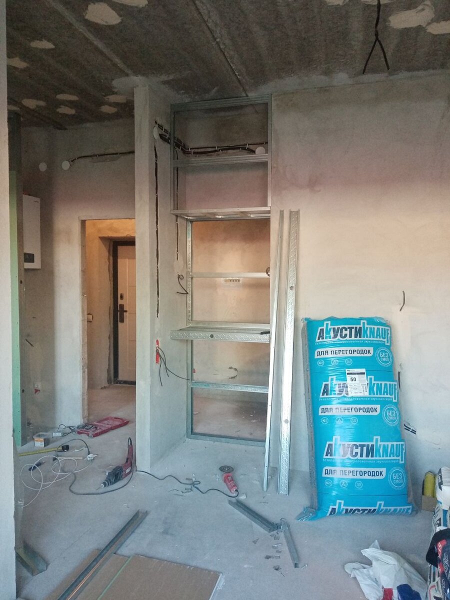 За первый день ремонта успели возвести пару стен!