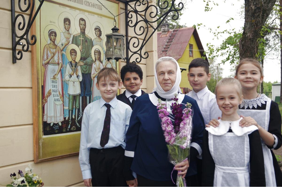 Выпускники 4-го класса со своим классным руководителем Надеждой Казанковой.