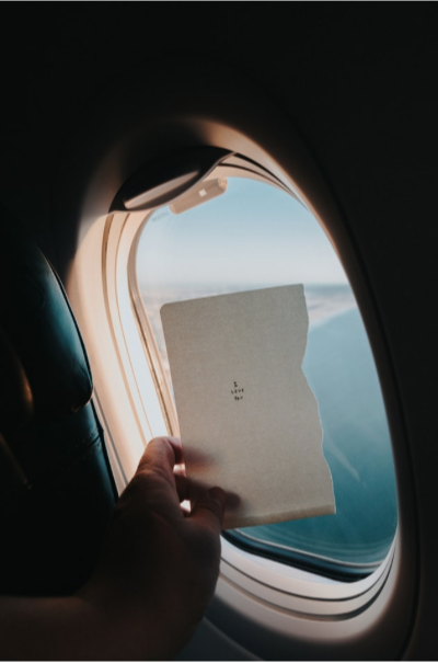 Фото unsplash.com На листке бумаги написано "I love you"