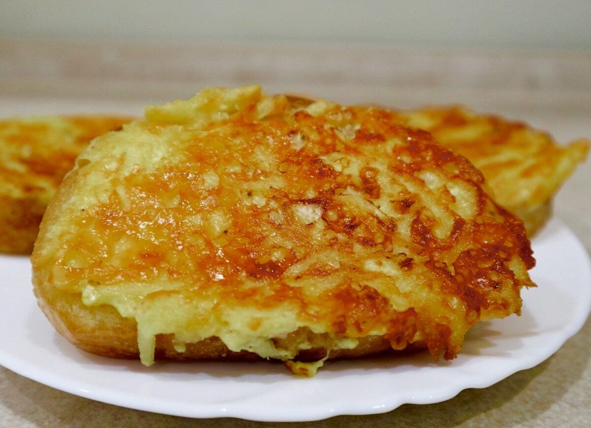 Уже современный вариант гренок с луком и сыром.